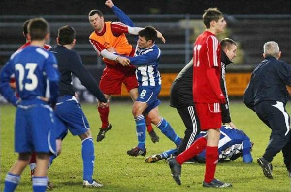 بالفيديو: ملعب يتحول إلى ساحة للمصارعة في بيرو