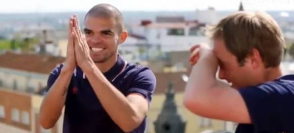 بالفيديو.. نجم ريال مدريد يغني لعمرو دياب