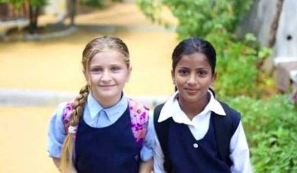 توأم يثير التساؤلات: شقراءٌ وسمراء!! (صور)