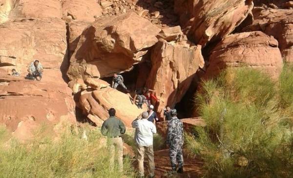 ماذا حدث لـ أميركيين علقا يوما كاملا في جبال رم ؟؟؟؟