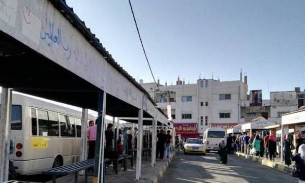 سائقو باصات الرمثا اربد يرفضون نقل المئات من طلبة جامعة اليرموك وجامعة البلقاء