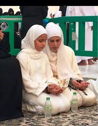 بالصور.. الأميرة هيا والشيخة الجليلة تؤديان مناسك العمرة