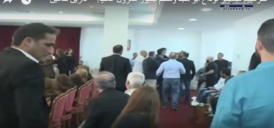 بالفيديو.. مشاجرة وخلاف عائلي في عزاء ملحم بركات بين اولاده من زوجتيه!