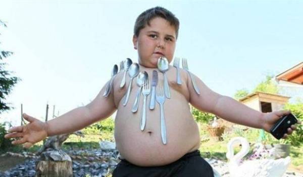 الفيديو.. هؤلاء أجسامهم مغناطيسية تجذب الحديد!