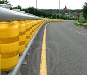 “فيديو“ شاهد عمل نظام الحواجز الجانبية الدوارة في الطرق