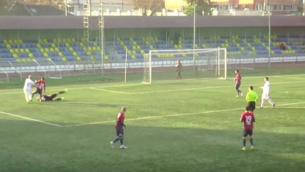 بالفيديو .. هدف عالمي بقدم حارس من المرمى إلى المرمى