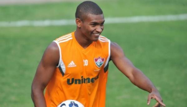 نجم برشلونة يتعرض للإحراج بسبب جواز سفره