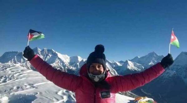 فريق نسوي أردني يتسلق جبال الهملايا