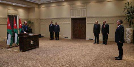 أعضاء المحكمة الدستورية يؤدون اليمين أمام الملك