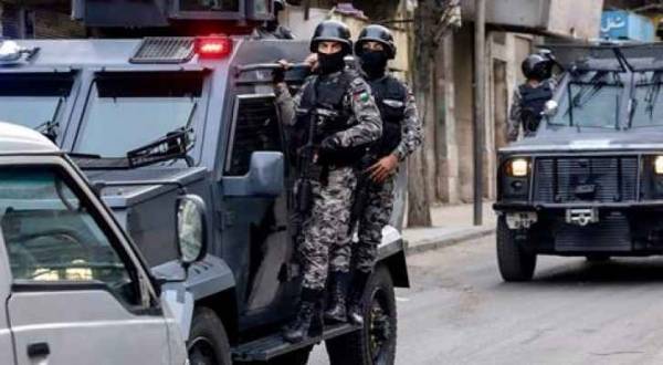 تفاصيل القبض على مطلوبين بمداهمة أمنية في البلقاء