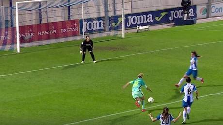 بالفيديو.. برشلونية تسجل هدفا مارادونيا!