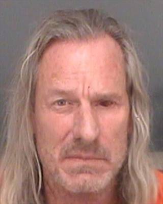 رجل يقلع عينه ويرميها في وجه طبيب