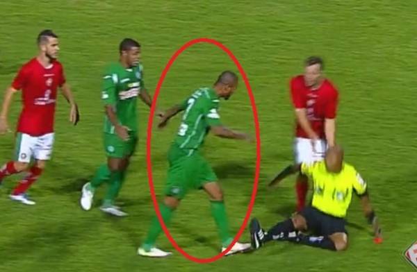 لاعب يثور في وجه زملائه ويعتدي على الحكم بشكل عنيف (فيديو)