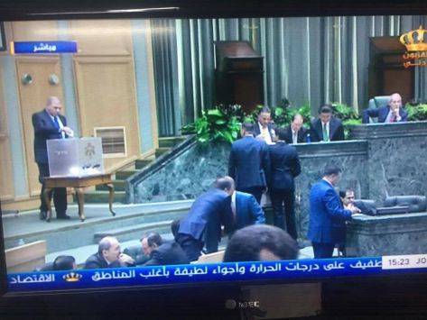 لماذا أخرجت قوات الأمن مواطناً من قبة البرلمان بعد انتخاب الطراونة؟