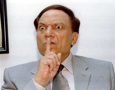 عادل إمام يشعل مسرح قرطاج بحضن وقبلة لمذيعة ـ فيديو