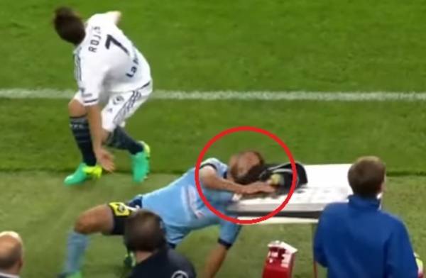 لاعب أسترالي تعرض لإصابة خطيرة كادت تكسر عنقه (فيديو)