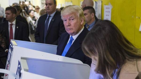 فتاتان تتعريان احتجاجا على انتخاب ترامب