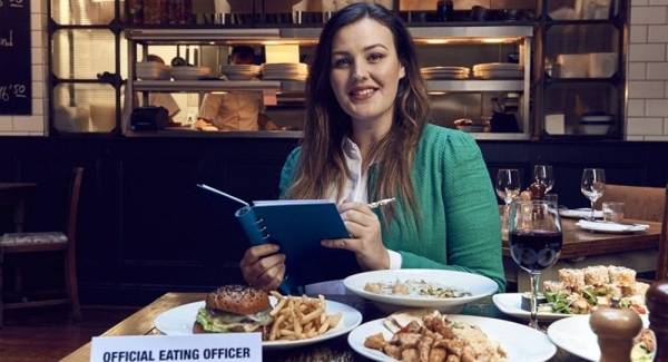 الأكل في المطاعم وظيفة شابة بريطانية