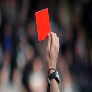 تلقى البطاقة الحمراء فقتل الحكم  مباشرة  ( فيديو )