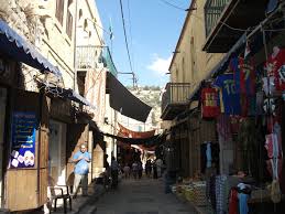 تجار  يشكون تأخر التعويض عن اخلاء محلاتهم