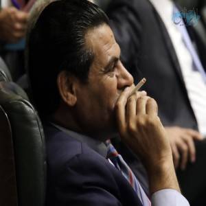 نواب ينتهكون قانون الصحة ويدخنون تحت القبة (صور)