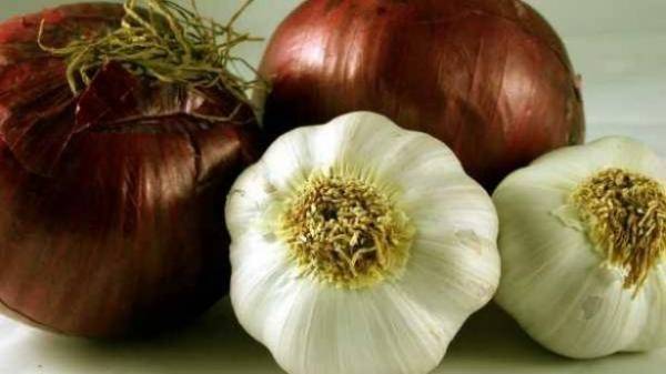 8 أطعمة تقي من سرطان القولون.. منها البصل والثوم