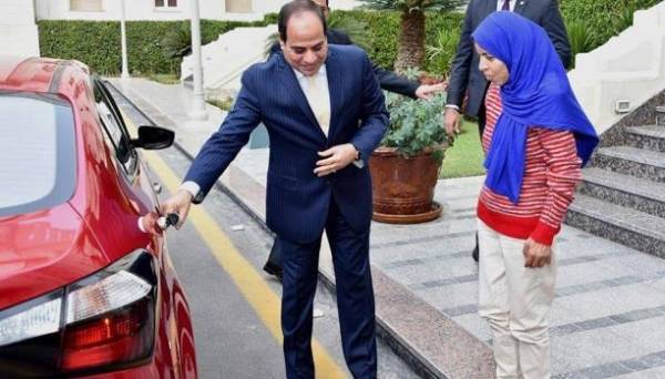 مصر.. سخرية تجتاح منصات التواصل الاجتماعي بعد لقاء السيسي بـفتاة العربة.. شاهد الفيديو