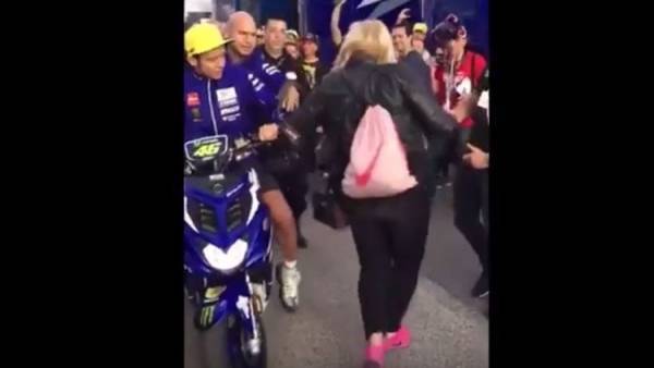 بالفيديو.. روسّي يركل مشجعة إسبانية