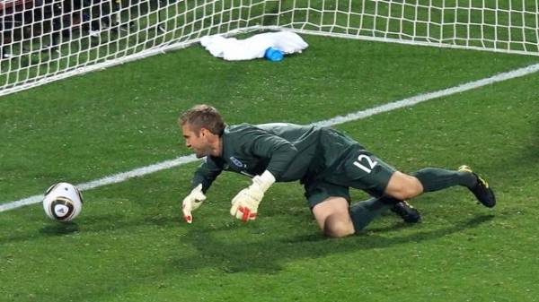 اغبى 10 اخطاء مضحكة لحراس المرمى في كرة القدم