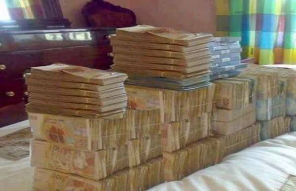 نوبة هستيريا تدفع ثري مغربي إلى إلقاء 22 ألف دولار في الشارع… والشرطة تتدخل لجمعها