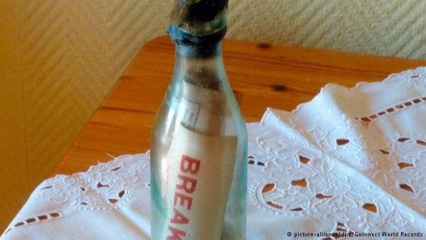 رماها في البحر...فعادت إليه بعد 56 عاماً