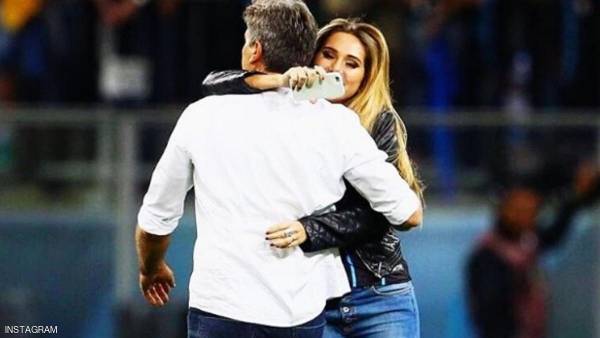 ابنة المدرب الحسناء تعاقب فريق والدها