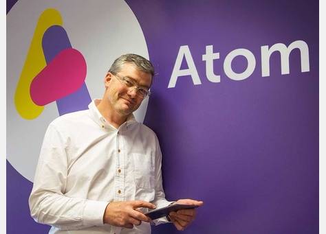 أوركسترا  في استقبال عملاء بنك في بريطانيا شاهد الصور