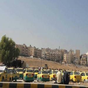 سائقو التكاسي : نسينا طريق المطار... والنقابة ترد