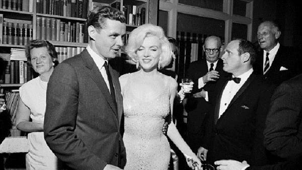 فستان لمارلين مونرو يباع بخمسة ملايين دولار!