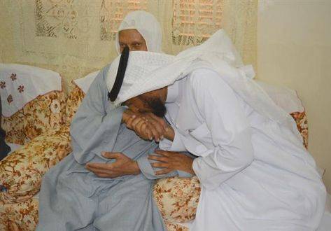 لماذا بحث سعودي عن معلمه المصري 41 عاماً؟ .. شاهد الفيديو