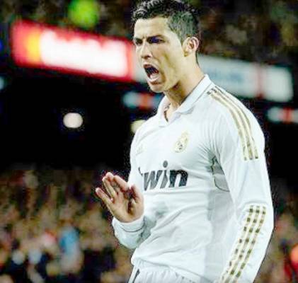 احتفال رونالدو بالجلوس على ركبتيه يتحول إلى مادة دسمة.. شاهد الصور