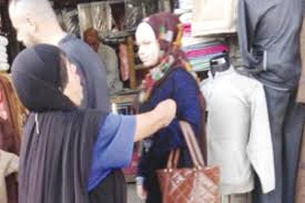 (مبتورة اليدين) تعود للتسول وأسرتها تمتلك فيلا وسيارات حديثة