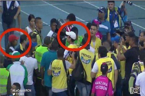 لاعب يتعرض للطعن خلال إحتفاله مع فريقه.. شاهد الفيديو