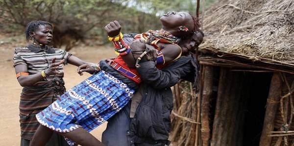شكّ زوجُها في خيانتها فأعطاها خليطاً جعلها تلتصق بعشيقها وهما يمارسان الجنس!