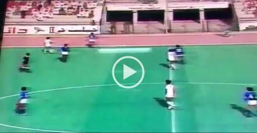‏سنة 1980 معلق رياضي يوقف التعليق على المباراة ليفتح الباب والرد التلفون .. فيديو