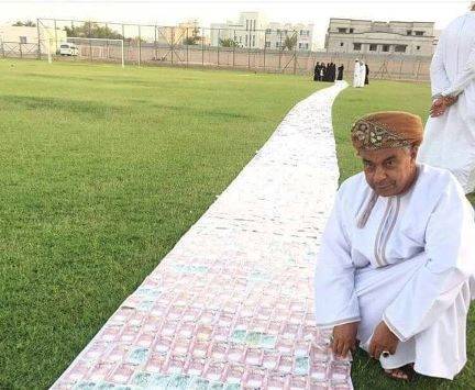 عُماني يطلب من عروسه المشي على مهرها