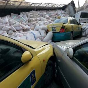 انقلاب شاحنة على 5 مركبات في وادي الرمم فيديو