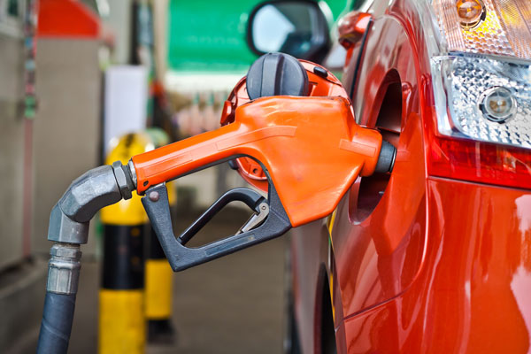 ما علاقة أسلوبك في القيادة بحجم استهلاك سيارتك للبنزين؟