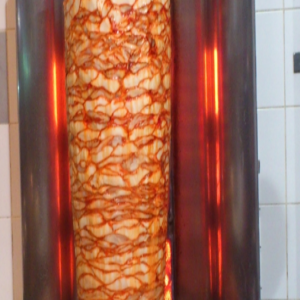 احالة صاحب مطعم للقضاء بسبب شاورما بائتة