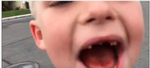 بالفيديو أب متهور يخلع سن ابنه بسيارة