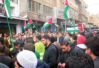 الأجهزة الأمنية تمنع مسيرة إسقاط اتفاقية الغاز في الزرقاء ..