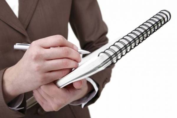 بالصورة: تهديد مذيعة شهيرة بالطرد بسبب ملابسها.. إليكم التفاصيل!