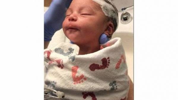 بالفيديو: طفلة أسرت قلوب رواد الانترنت في حمامها الأول!