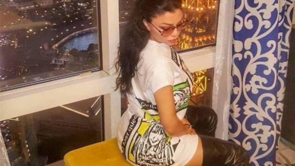 بالفيديو: هيفا وهبي تتجوّل بملابس الملكة في شوارع أميركا